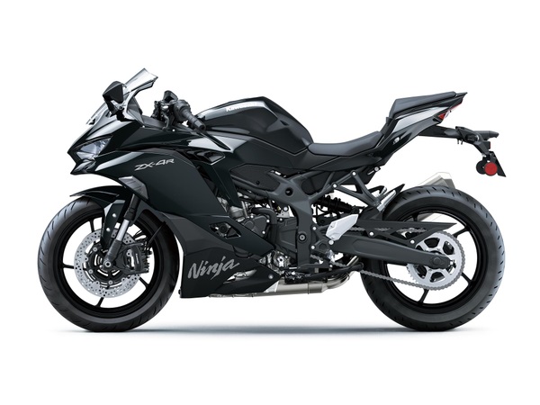 Kawasaki Ninja ZX-4R e ZX-4RR lado a lado, destacando as diferenças de suspensão e acabamento para os entusiastas da alta performance.