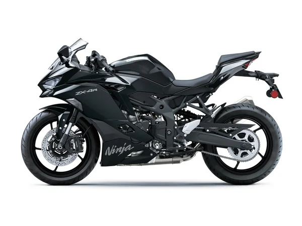 Kawasaki Ninja ZX-4R e ZX-4RR lado a lado, destacando as diferenças de suspensão e acabamento para os entusiastas da alta performance.