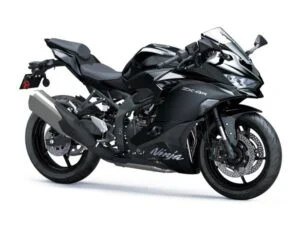 Kawasaki Ninja ZX-4R e ZX-4RR lado a lado, destacando as diferenças de suspensão e acabamento para os entusiastas da alta performance.