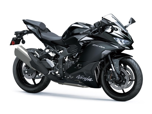 Kawasaki Ninja ZX-4R e ZX-4RR lado a lado, destacando as diferenças de suspensão e acabamento para os entusiastas da alta performance.
