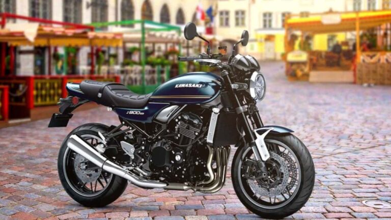 Kawasaki Z900RS em um esquema de pintura clássico, destacando seu design retrô e detalhes de acabamento de alta qualidade. A motocicleta está estacionada em um ambiente urbano, pronta para a pilotagem.
