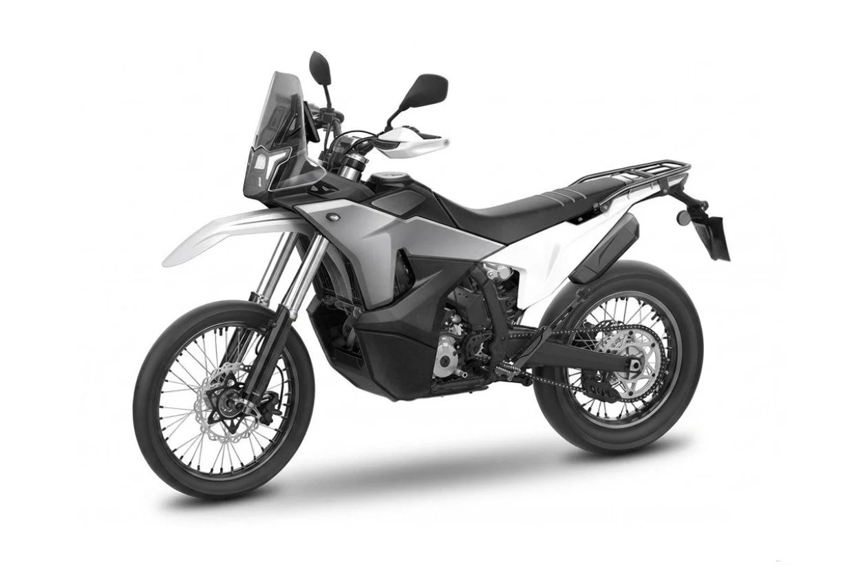 Renderização patenteada da motocicleta Kove 350 Rally em um ambiente off-road, destacando seu design robusto e características de rally.
