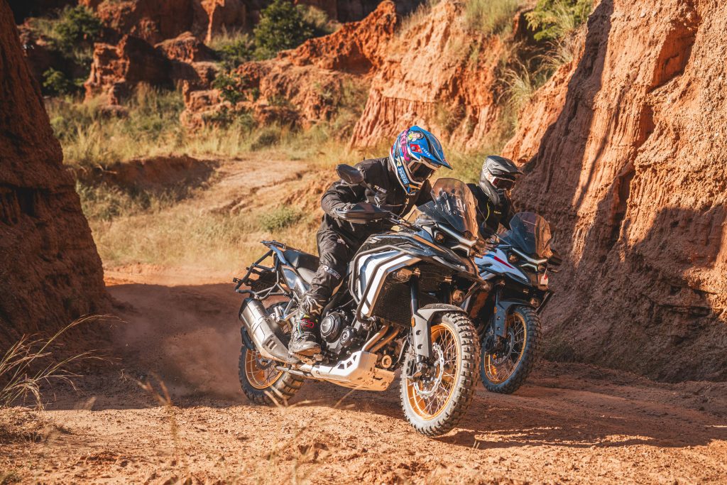 Kove 625X Pro em destaque, uma motocicleta crossover de média cilindrada com design moderno e preparada para aventura, em um cenário off-road.