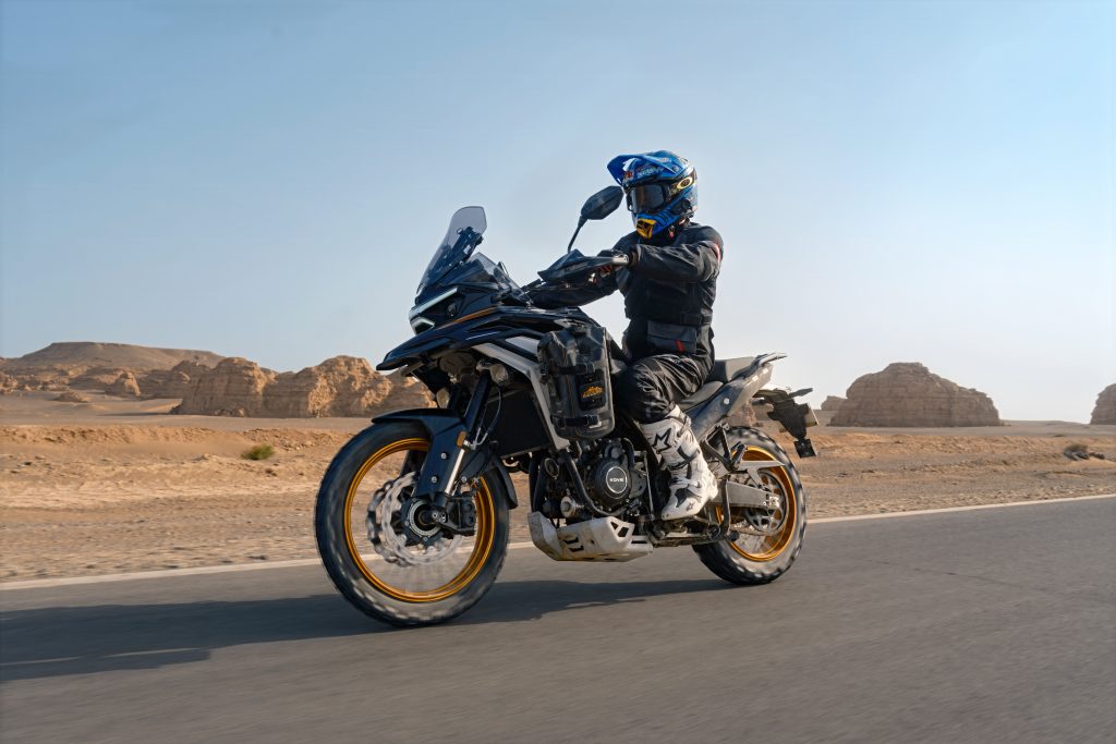 Kove 625X Pro em destaque, uma motocicleta crossover de média cilindrada com design moderno e preparada para aventura, em um cenário off-road.