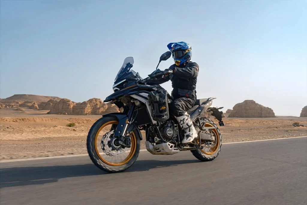 Kove 625X Pro em destaque, uma motocicleta crossover de média cilindrada com design moderno e preparada para aventura, em um cenário off-road.