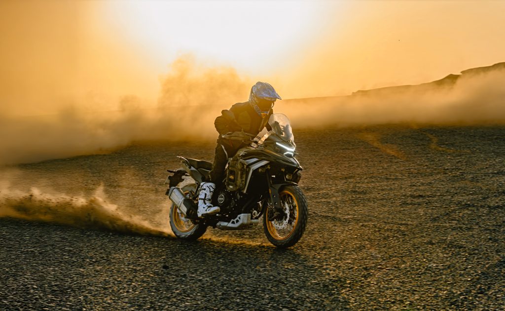 Kove 625X Pro em destaque, uma motocicleta crossover de média cilindrada com design moderno e preparada para aventura, em um cenário off-road.