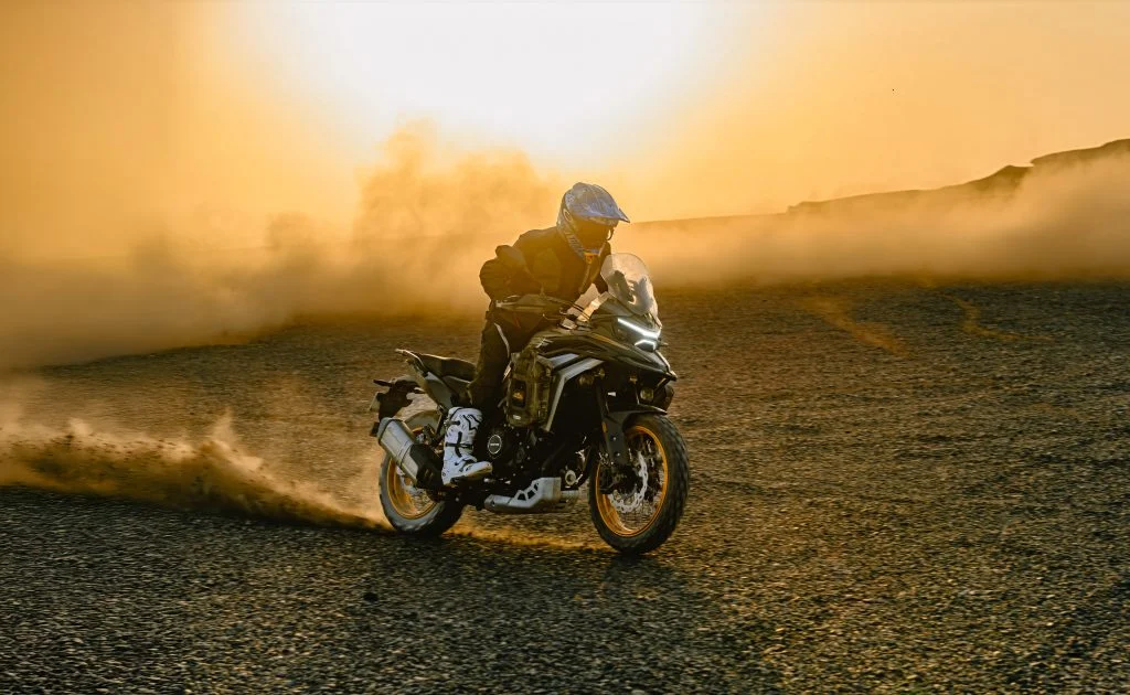 Kove 625X Pro em destaque, uma motocicleta crossover de média cilindrada com design moderno e preparada para aventura, em um cenário off-road.