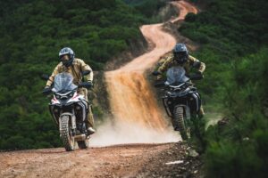 Kove 625X Pro em destaque, uma motocicleta crossover de média cilindrada com design moderno e preparada para aventura, em um cenário off-road.