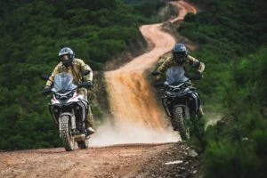 Kove 625X Pro em destaque, uma motocicleta crossover de média cilindrada com design moderno e preparada para aventura, em um cenário off-road.