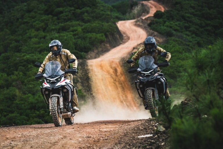 Kove 625X Pro em destaque, uma motocicleta crossover de média cilindrada com design moderno e preparada para aventura, em um cenário off-road.