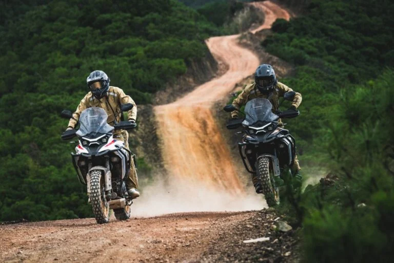 Kove 625X Pro em destaque, uma motocicleta crossover de média cilindrada com design moderno e preparada para aventura, em um cenário off-road.