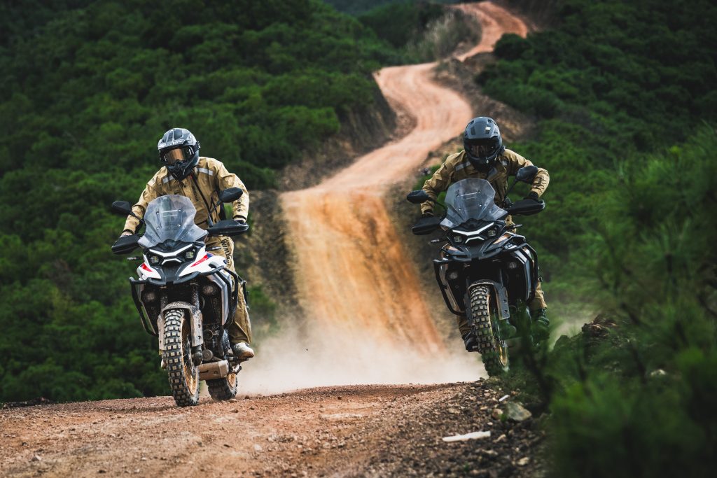 Kove 625X Pro em destaque, uma motocicleta crossover de média cilindrada com design moderno e preparada para aventura, em um cenário off-road.