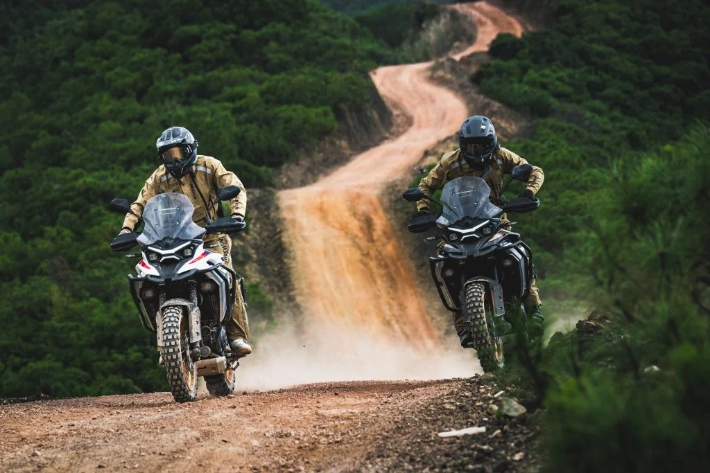 Kove 625X Pro em destaque, uma motocicleta crossover de média cilindrada com design moderno e preparada para aventura, em um cenário off-road.