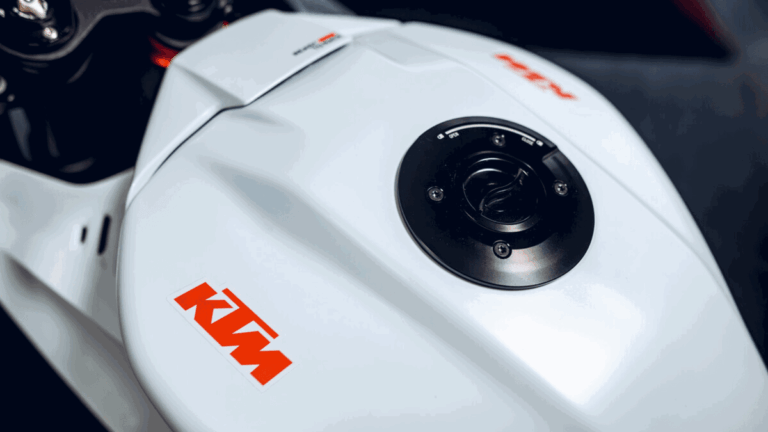 Moto esportiva KTM em alta velocidade em pista de corrida, destacando design agressivo e performance que remete ao MotoGP.