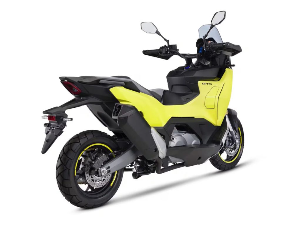 Kymco CV-X45, scooter adventure de média cilindrada, em ambiente urbano com detalhes off-road, pronta para desafiar a concorrência.