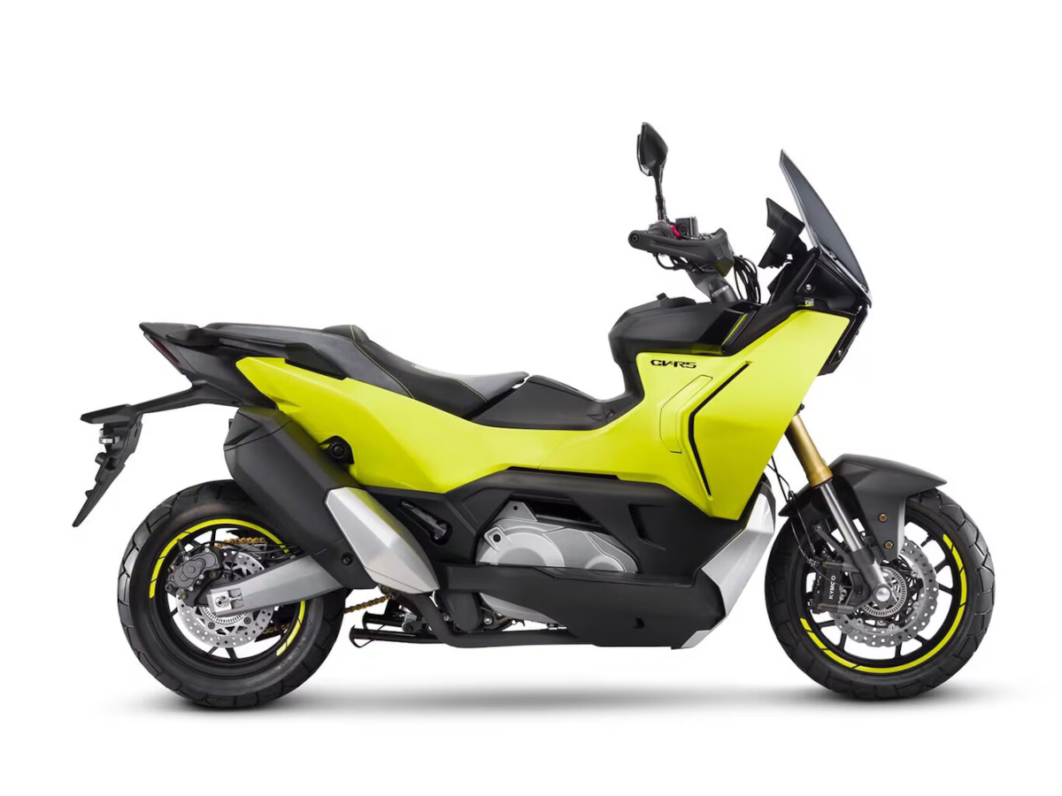 Kymco CV-X45, scooter adventure de média cilindrada, em ambiente urbano com detalhes off-road, pronta para desafiar a concorrência.