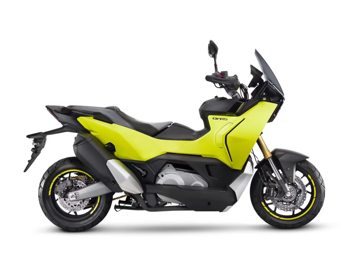 Kymco CV-X45, scooter adventure de média cilindrada, em ambiente urbano com detalhes off-road, pronta para desafiar a concorrência.