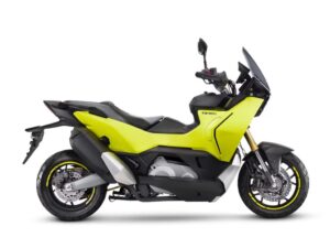 Kymco CV-X45, scooter adventure de média cilindrada, em ambiente urbano com detalhes off-road, pronta para desafiar a concorrência.
