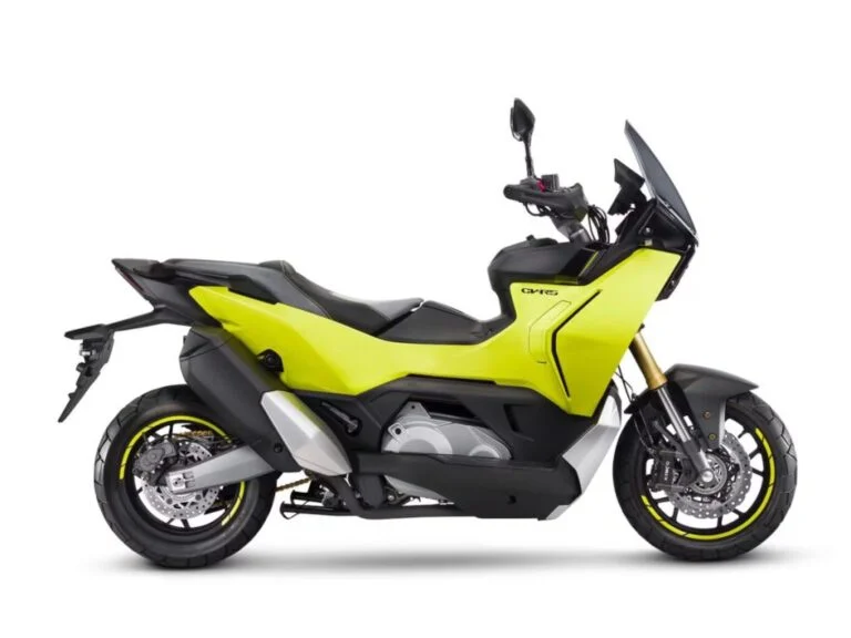 Kymco CV-X45, scooter adventure de média cilindrada, em ambiente urbano com detalhes off-road, pronta para desafiar a concorrência.