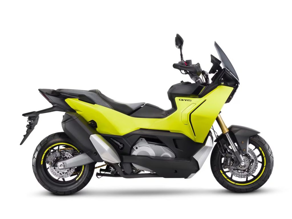 Kymco CV-X45, scooter adventure de média cilindrada, em ambiente urbano com detalhes off-road, pronta para desafiar a concorrência.