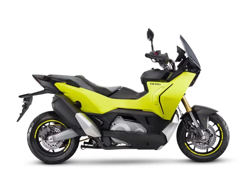 Kymco CV-X45, scooter adventure de média cilindrada, em ambiente urbano com detalhes off-road, pronta para desafiar a concorrência.