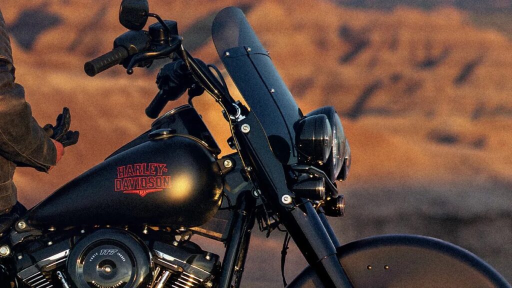 Uma linha de motocicletas de diversas marcas e estilos, representando os lançamentos de motos 2026, estacionadas em um cenário moderno, destacando design e tecnologia.