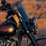 Uma linha de motocicletas de diversas marcas e estilos, representando os lançamentos de motos 2026, estacionadas em um cenário moderno, destacando design e tecnologia.