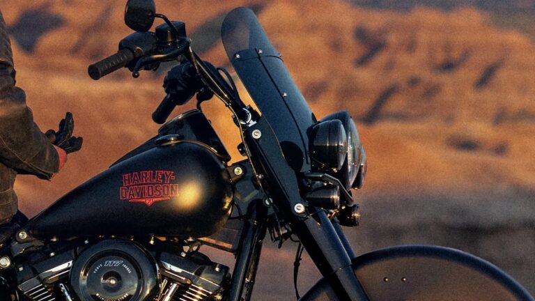 Uma linha de motocicletas de diversas marcas e estilos, representando os lançamentos de motos 2026, estacionadas em um cenário moderno, destacando design e tecnologia.