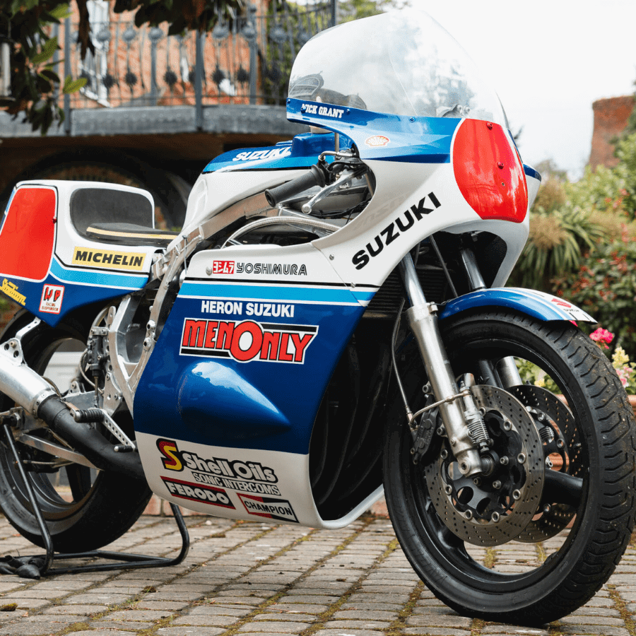 Maria Costello, piloto experiente, no comando de sua motocicleta de sidecar durante uma corrida desafiadora do Isle of Man TT em alta velocidade.