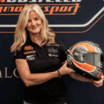 Maria Costello, piloto experiente, no comando de sua motocicleta de sidecar durante uma corrida desafiadora do Isle of Man TT em alta velocidade.