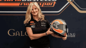 Maria Costello, piloto experiente, no comando de sua motocicleta de sidecar durante uma corrida desafiadora do Isle of Man TT em alta velocidade.