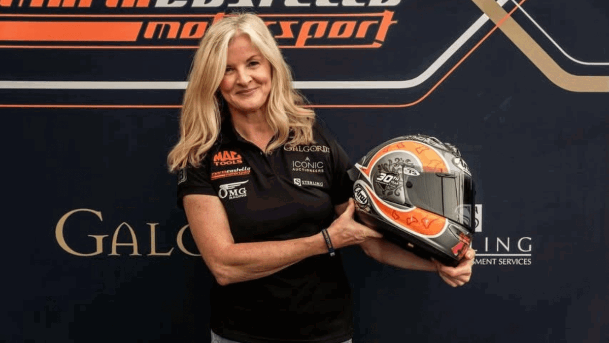Maria Costello, piloto experiente, no comando de sua motocicleta de sidecar durante uma corrida desafiadora do Isle of Man TT em alta velocidade.