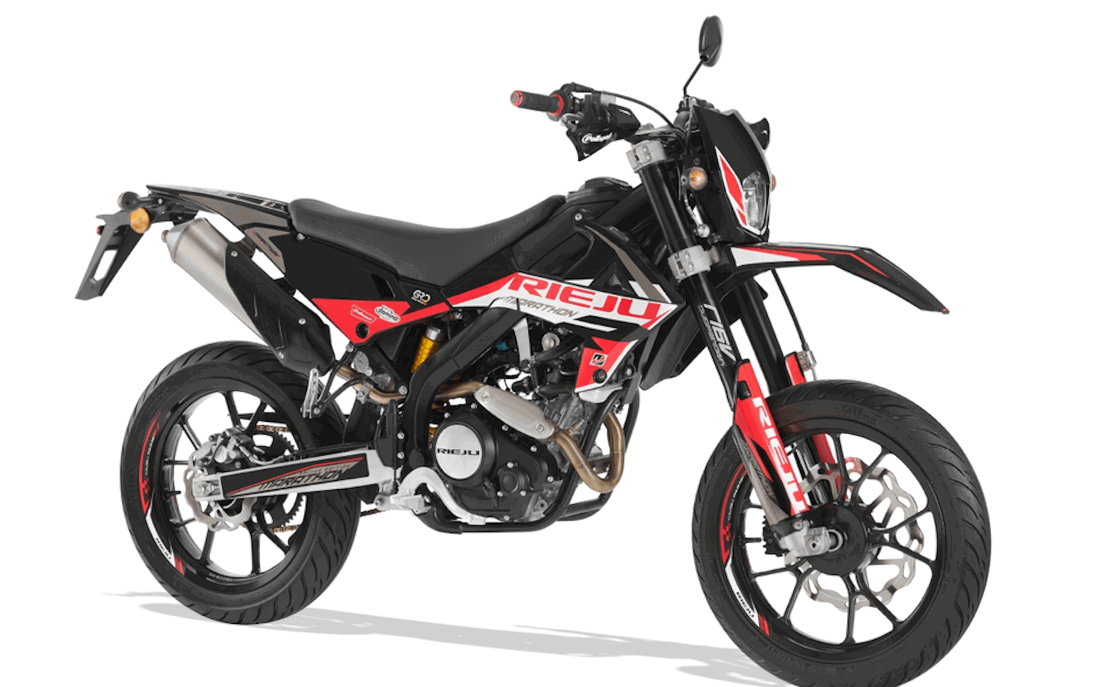 Piloto em uma supermoto de alta performance, executando uma curva inclinada em uma pista de asfalto, mostrando a agilidade e o controle do veículo.