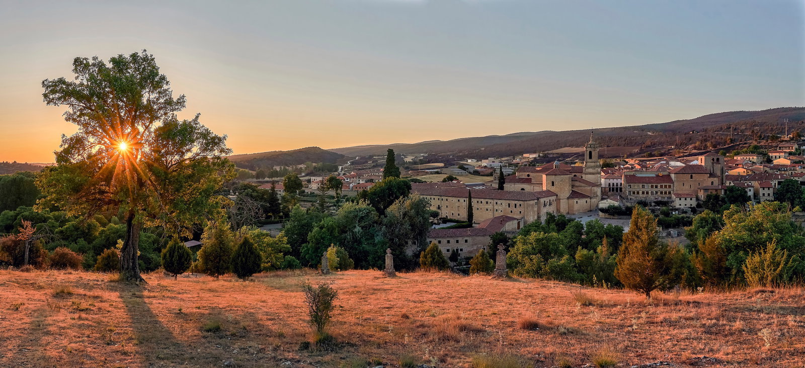 Motocicleta em uma estrada sinuosa nas montanhas dos Pireneus na Espanha, ao pôr do sol, destacando a beleza das melhores viagens de moto na Europa.