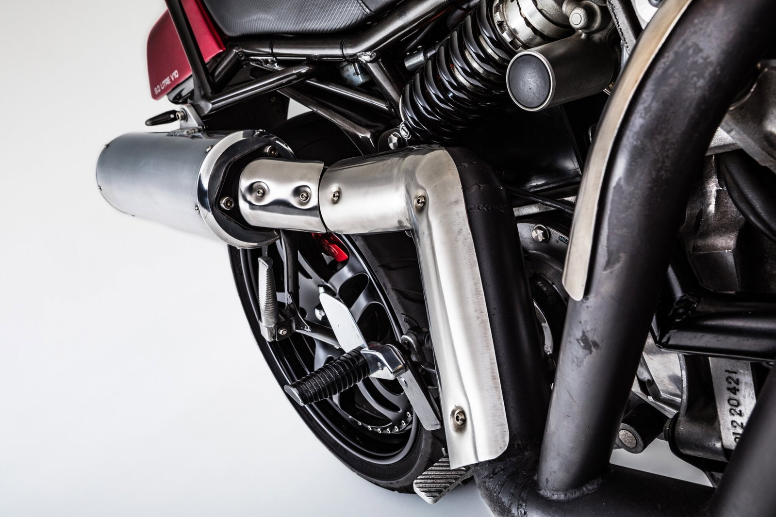Imagem detalhada da motocicleta Millyard Viper V10 personalizada, exibindo seu enorme motor V10 do Dodge Viper e o design exclusivo de Allen Millyard.