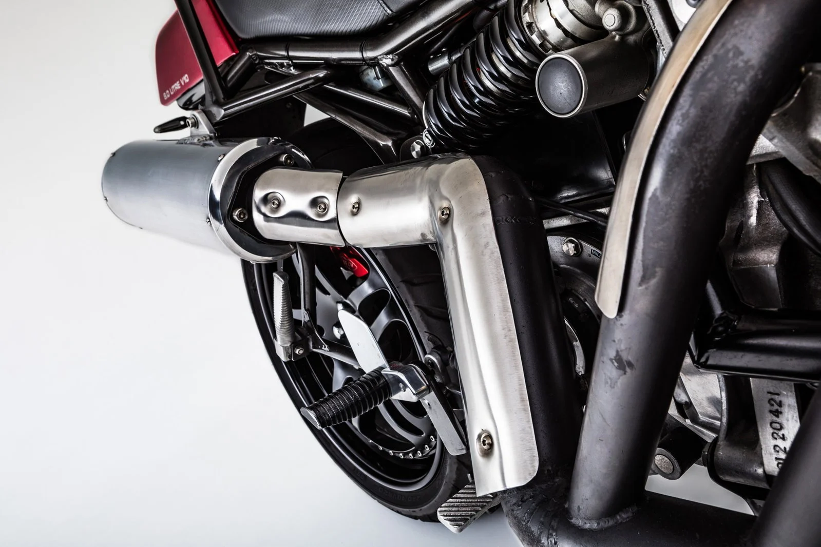 Imagem detalhada da motocicleta Millyard Viper V10 personalizada, exibindo seu enorme motor V10 do Dodge Viper e o design exclusivo de Allen Millyard.