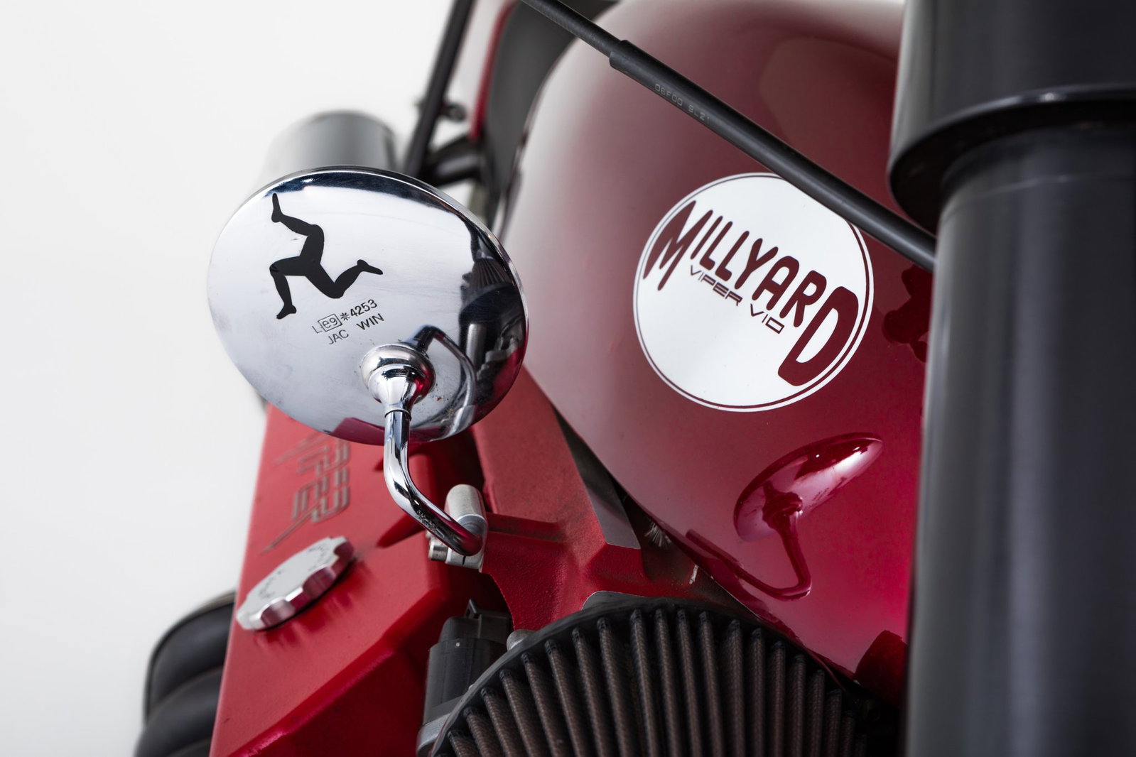 Imagem detalhada da motocicleta Millyard Viper V10 personalizada, exibindo seu enorme motor V10 do Dodge Viper e o design exclusivo de Allen Millyard.