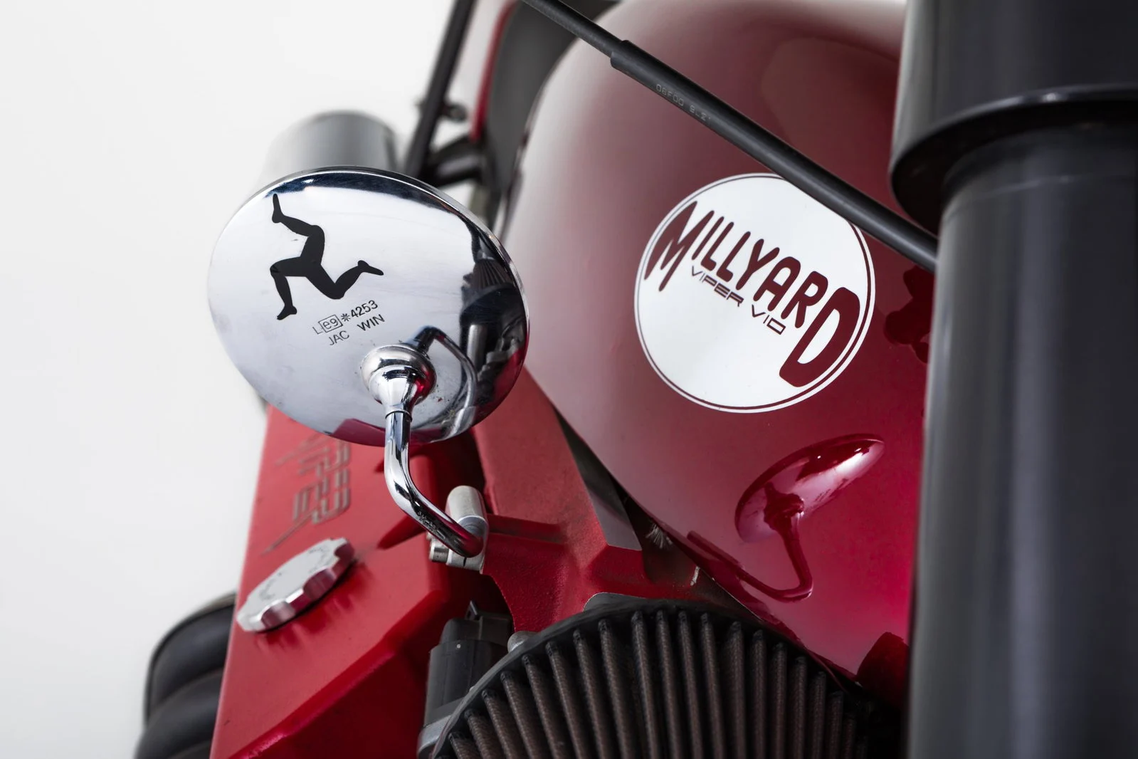Imagem detalhada da motocicleta Millyard Viper V10 personalizada, exibindo seu enorme motor V10 do Dodge Viper e o design exclusivo de Allen Millyard.