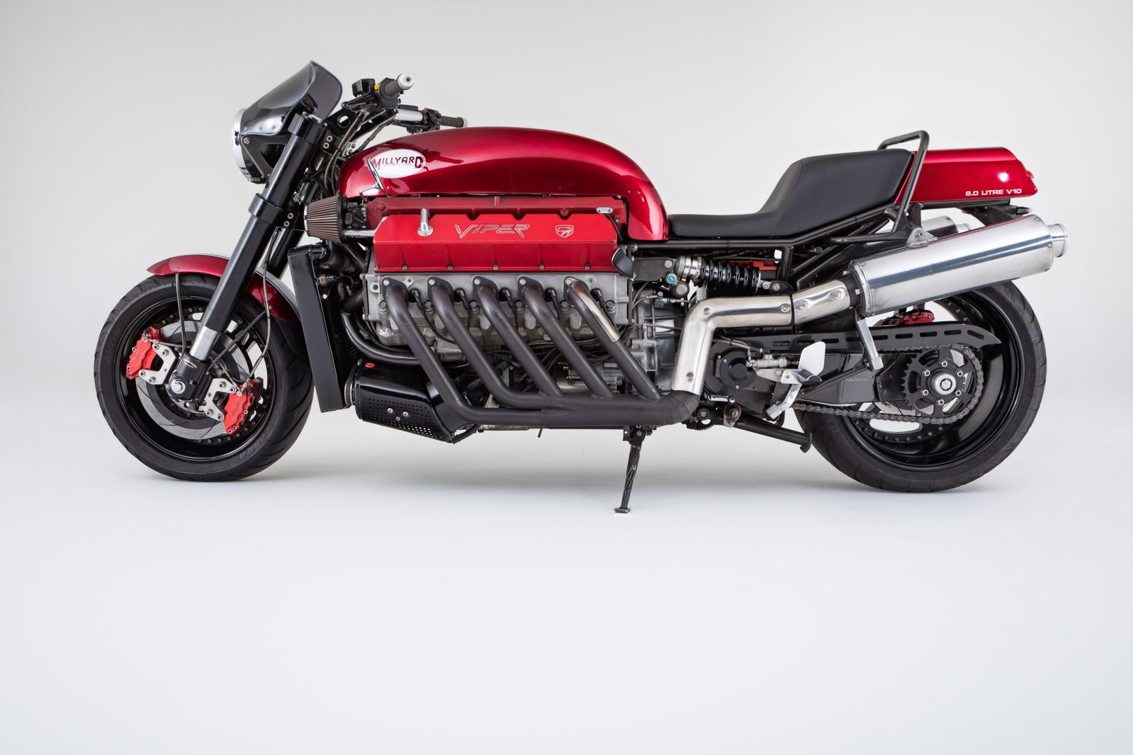 Imagem detalhada da motocicleta Millyard Viper V10 personalizada, exibindo seu enorme motor V10 do Dodge Viper e o design exclusivo de Allen Millyard.