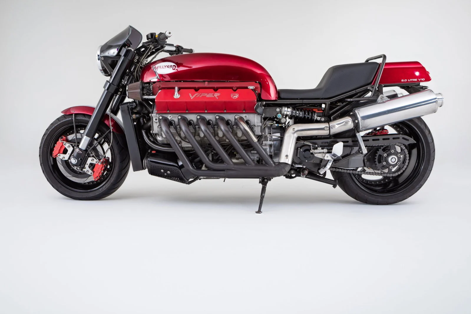 Imagem detalhada da motocicleta Millyard Viper V10 personalizada, exibindo seu enorme motor V10 do Dodge Viper e o design exclusivo de Allen Millyard.