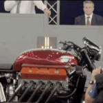Imagem detalhada da motocicleta Millyard Viper V10 personalizada, exibindo seu enorme motor V10 do Dodge Viper e o design exclusivo de Allen Millyard.