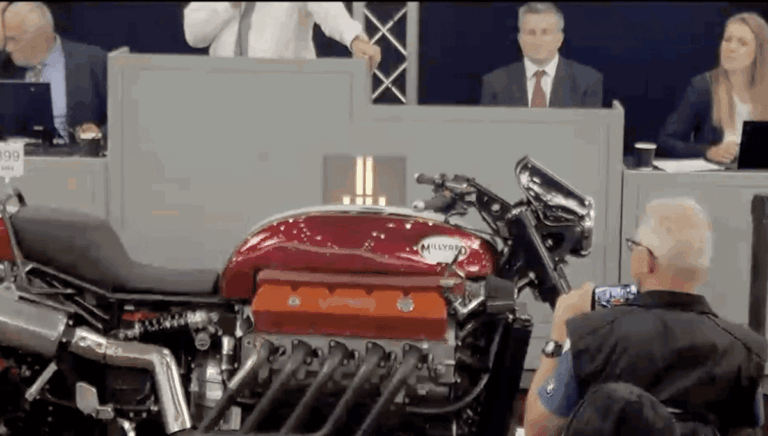 Imagem detalhada da motocicleta Millyard Viper V10 personalizada, exibindo seu enorme motor V10 do Dodge Viper e o design exclusivo de Allen Millyard.