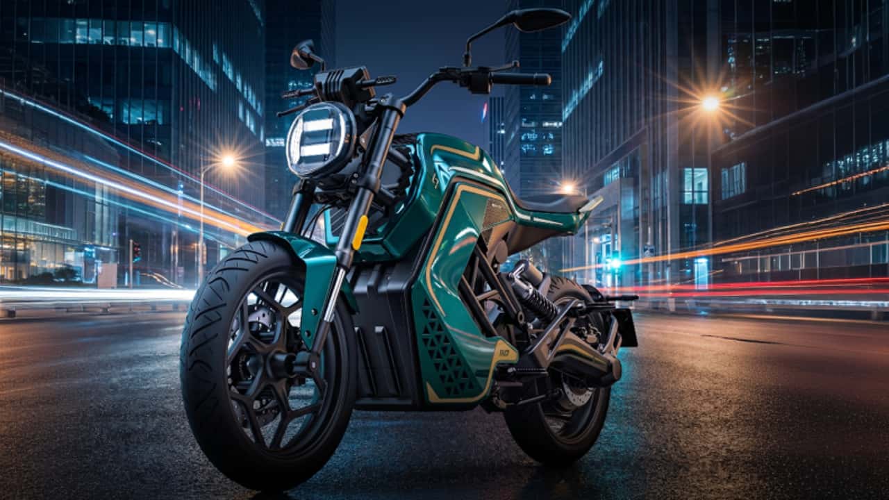 Moto elétrica Charged Ndara em ambiente urbano, destacando seu design moderno e o compromisso da Indonésia com a sustentabilidade.