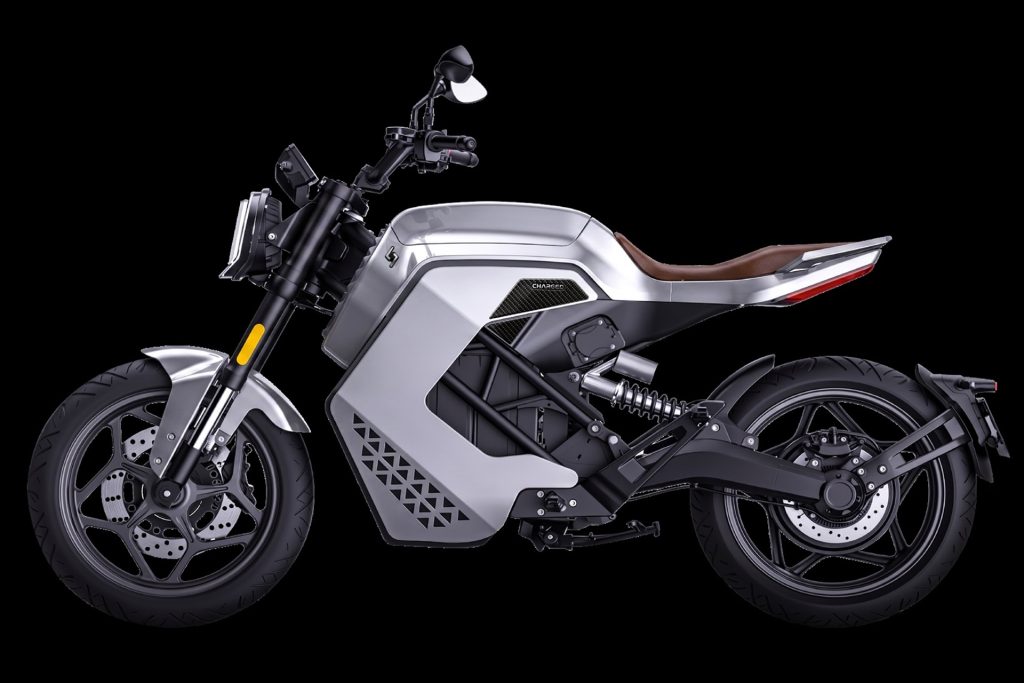 Moto elétrica Charged Ndara de perfil, exibindo seu design esportivo e futurista, com detalhes em azul e preto.