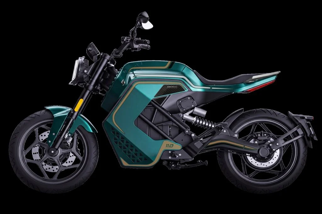 Moto elétrica Charged Ndara de perfil, exibindo seu design esportivo e futurista, com detalhes em azul e preto.