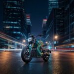 Moto elétrica Charged Ndara de perfil, exibindo seu design esportivo e futurista, com detalhes em azul e preto.