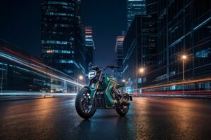 Moto elétrica Charged Ndara de perfil, exibindo seu design esportivo e futurista, com detalhes em azul e preto.