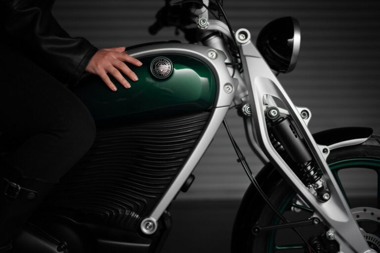 Uma vista moderna e tecnológica de uma estação de carregamento para motos elétricas Royal Enfield, destacando a inovação da marca.