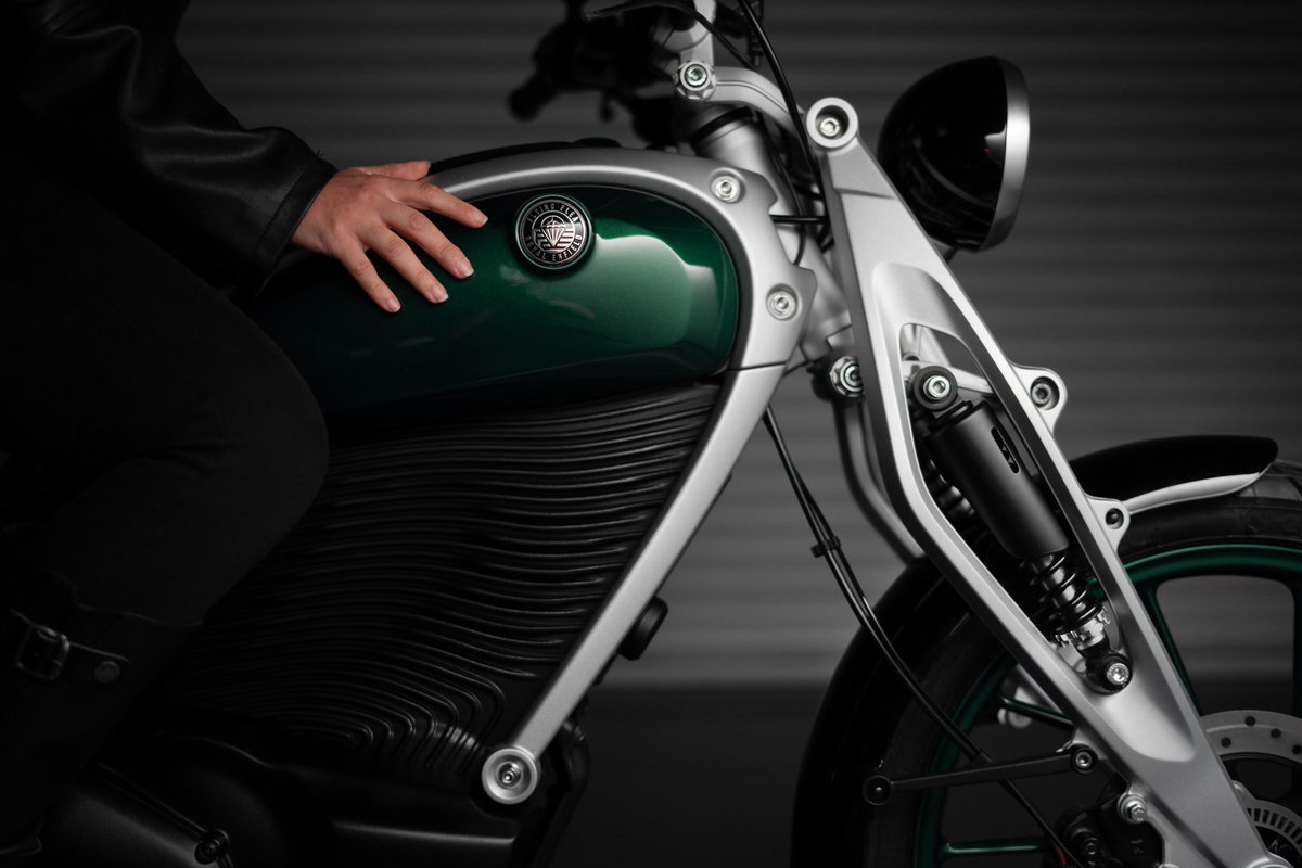 Uma vista moderna e tecnológica de uma estação de carregamento para motos elétricas Royal Enfield, destacando a inovação da marca.