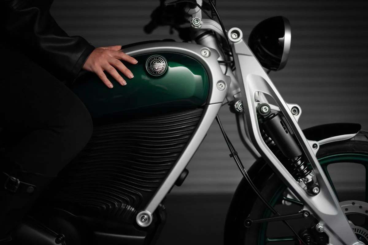 Uma vista moderna e tecnológica de uma estação de carregamento para motos elétricas Royal Enfield, destacando a inovação da marca.